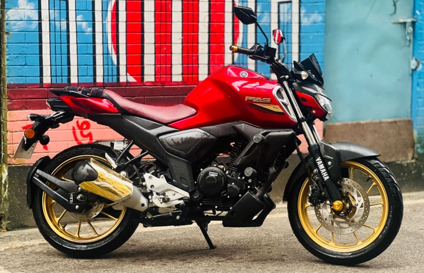 Yamaha FZS V3 Deluxe Red 7600KM
